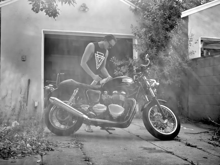 Motor harian dirawat dan dibersihkan di garasi